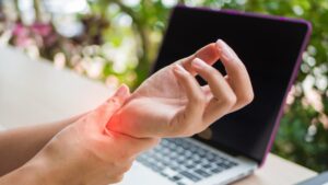 What are the symptoms of carpal tunnel syndrome?