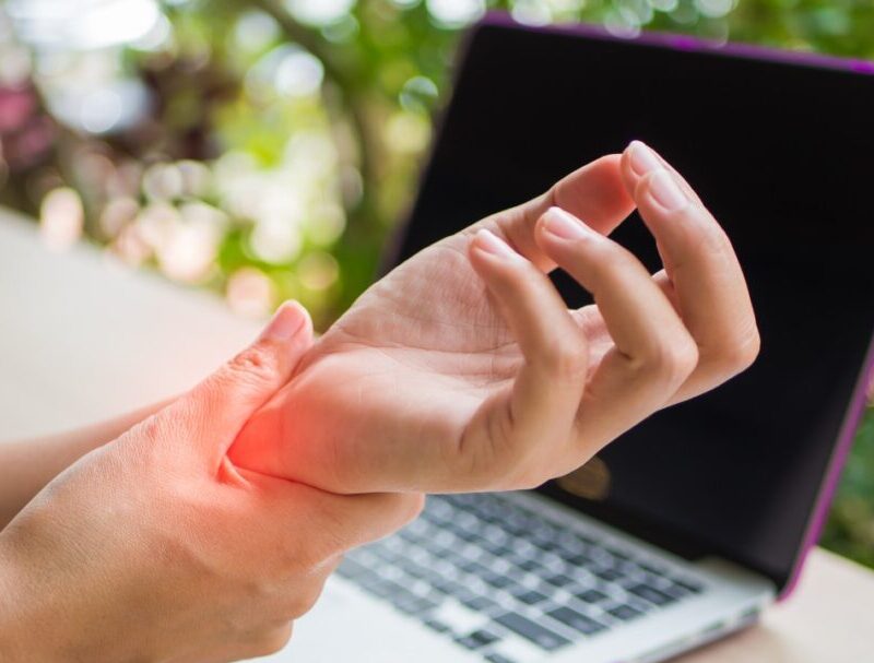 What are the symptoms of carpal tunnel syndrome?