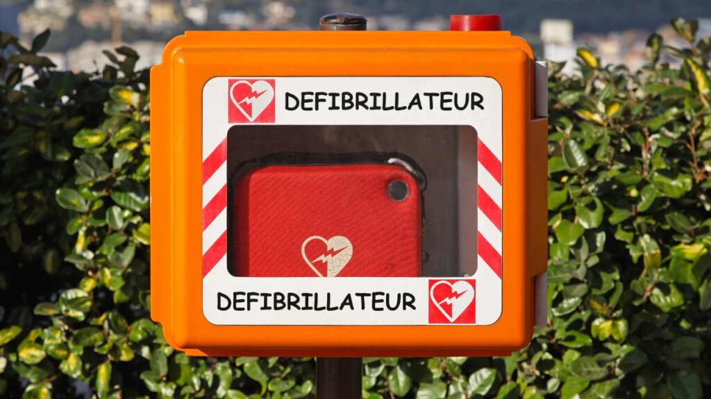 How to Use a Defibrillator | Living Minute
